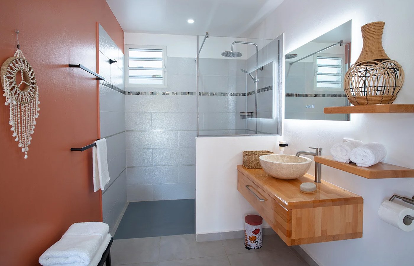 salle-de-bain--rouge-baiser-residence